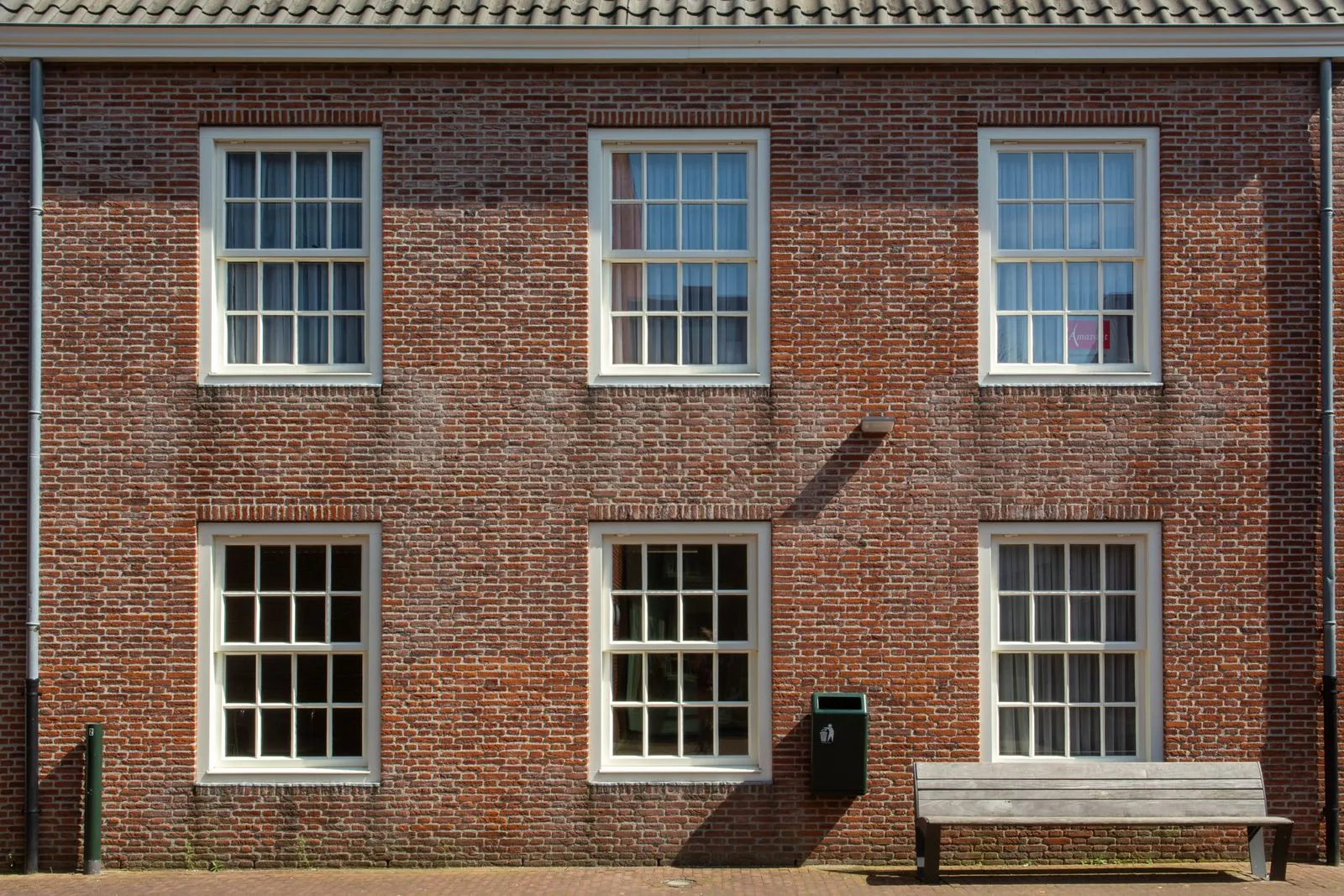 Façade de brique avec fenêtres à guillotine