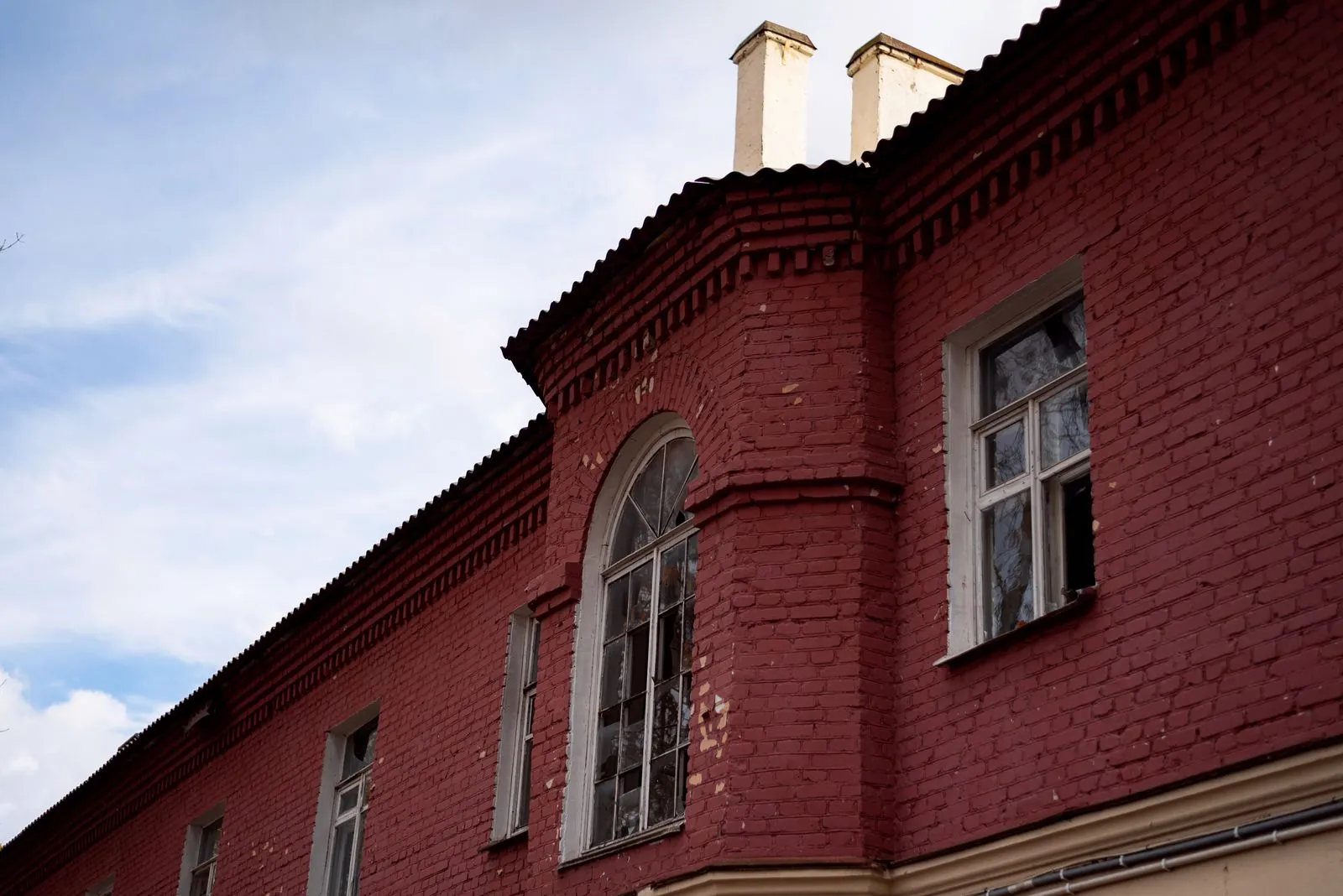 Façade de brique rouge avec fenêtre en arc
