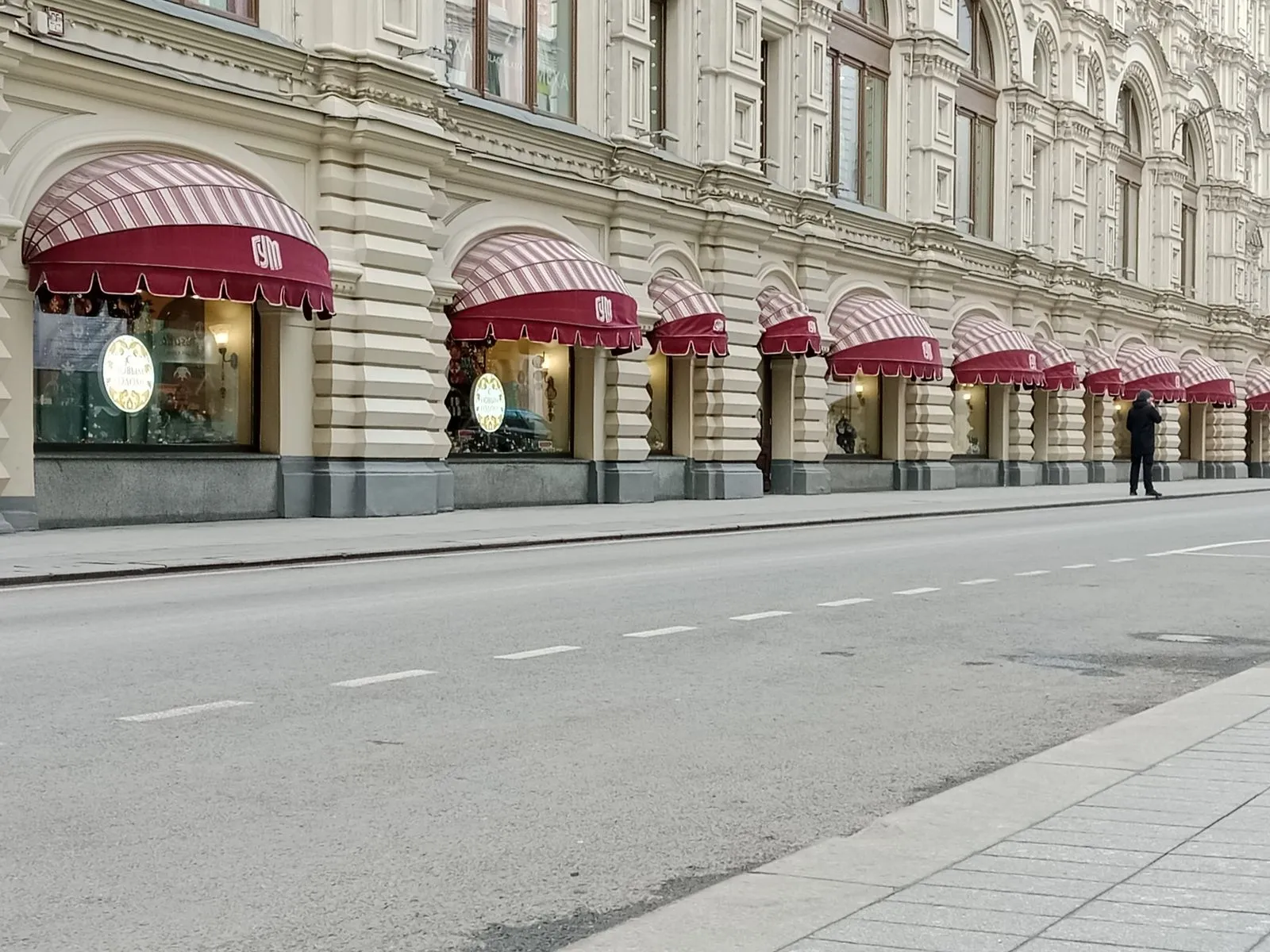 Façade historique avec des stores rouges